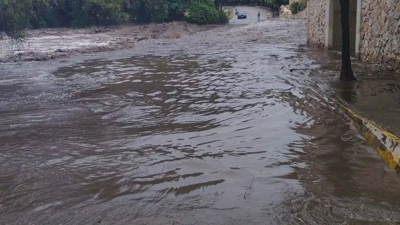 Las fuertes lluvias causaron el desbordamiento del río Yautepec, en Morelos, causando afectaciones en viviendas y encharcamientos en el Centro de Justicia de Mujeres de la demarcación. Foto 