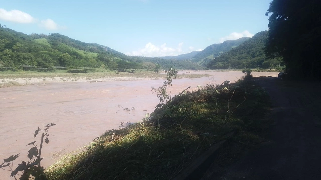 El nivel del agua de los ríos ha crecido tras el paso del huracán 'Roslyn' en Nayarit. La imagen, del 24 de octubre de 2022. Foto tomada del Twitter de @SSPCNay
