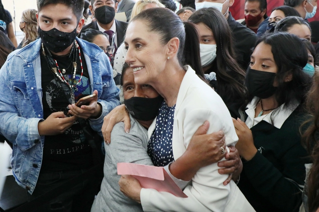 Sheinbaum visitó la secundaria República de Perú para constatar el acceso al servicio inalámbrico a la red. Foto ‘La Jornada’
