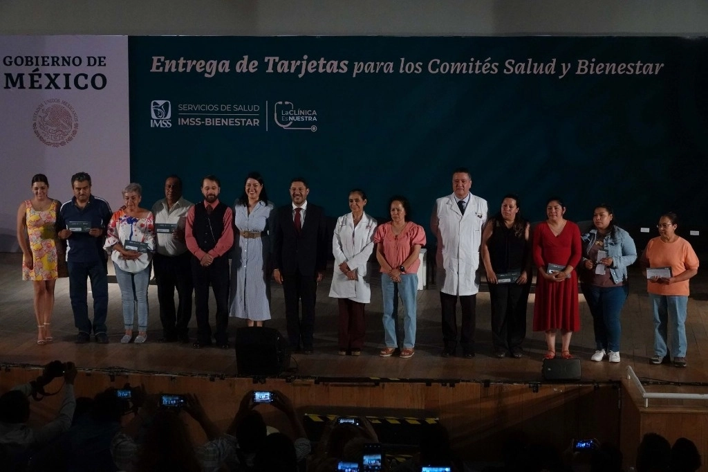 Martí Batres, jefe de Gobierno de la Ciudad de México, en compañía de la secretaria de Salud, Oliva López Arellano, encabezaron la entrega de Tarjetas para los Comités de Salud y Bienestar. Foto Cuartoscuro 
