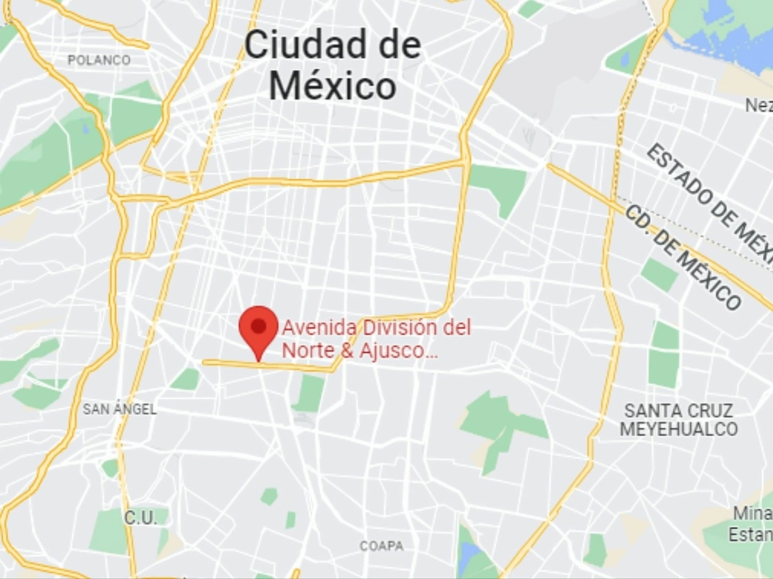 En un video en redes sociales donde se observa a un hombre golpear con un tubo un automóvil en avenida Río Churubusco y División del Norte. Imagen tomada de Google Maps