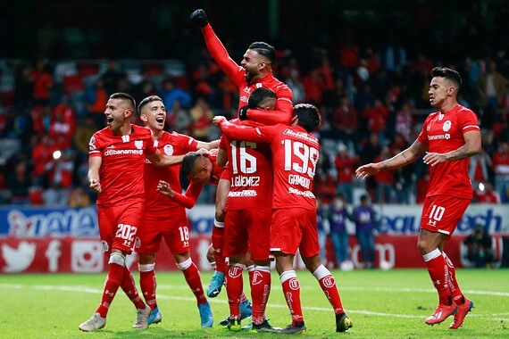Jugadores del Toluca festejan al término del encuentro ante Atlas. Foto Jam Media
