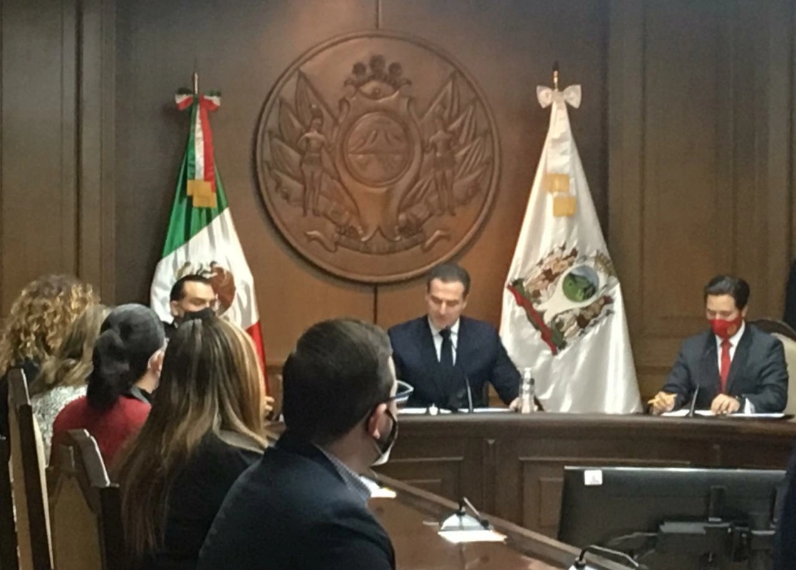 Al solicitar licencia como edil de Monterrey para contender por la gubernatura, Adrián de la Garza rindió informe de labores. Foro Walter Elizondo