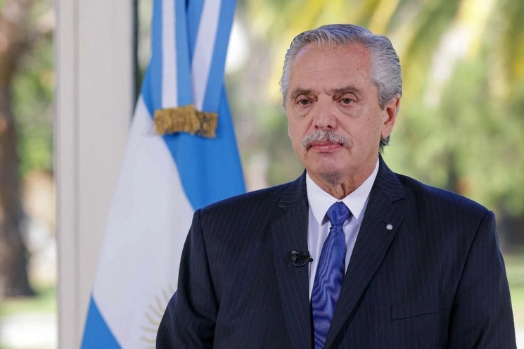 El presidente argentino Alberto Fernández, al hablar ayer en cadena nacional. Foto Afp 