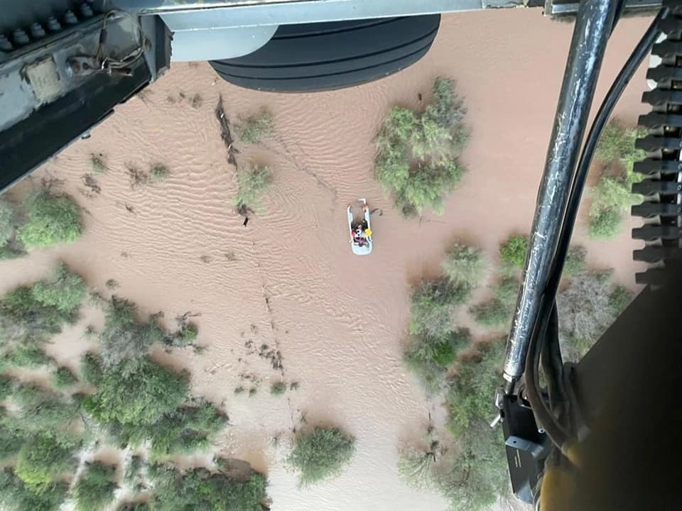 Durante un rescate de personas afectadas por la inundación en Guaymas, Sonora. Foto tomada del Facebook de @somosguaymas