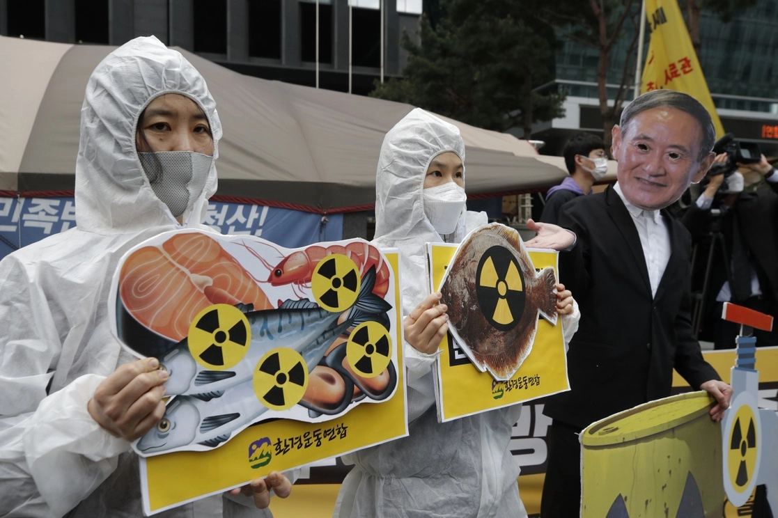 Protesta de activistas contra la la decisión de liberar el agua tratada y aún radiactiva de la planta de Fukushima en el mar, en Seúl, Corea del Sur, el 13 de abril de 2021. Foto Ap