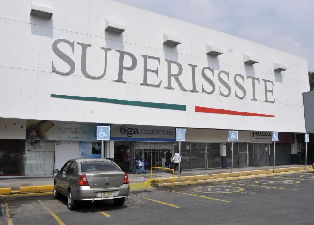 El presidente Andrés Manuel López Obrador indicó este miércoles que se licitarán los terrenos de las ex tiendas del ISSSTE para financiar el fondo semilla para pensiones que contempla la iniciativa de reforma en la materia que envió al Congreso. Foto Cuartoscuro / Archivo