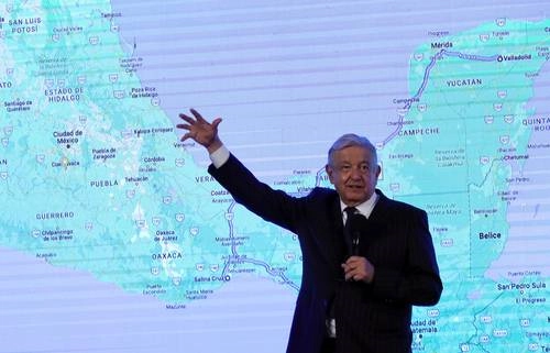 El Presidente ratificó que el 22 de diciembre se realizará el primer viaje de tren de pasajeros en el Istmo de Tehuantepec. Foto Roberto García Ortiz / archivo 