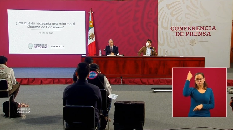 Alejandro Rosas, jefe de Prospectiva, Planeación y Evaluación, de la SE, y Carlos Noruega, jefe de Seguros y Pensiones de la SHCP en la conferencia de Créditos a la palabra. 