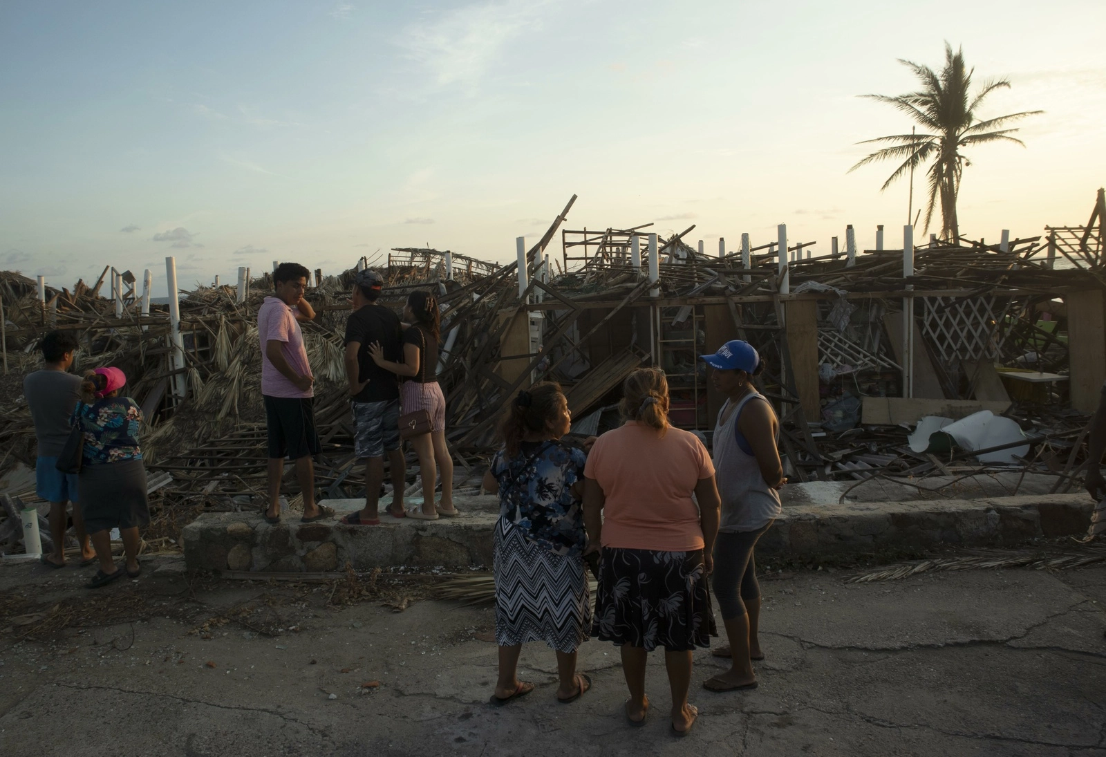 La cifra oficial de personas que han perdido la vida a causa del impacto del huracán ‘Otis’ por la costa grande de Guerrero, en particular Acapulco, se mantiene en 46.  Foto Alfredo Domínguez
