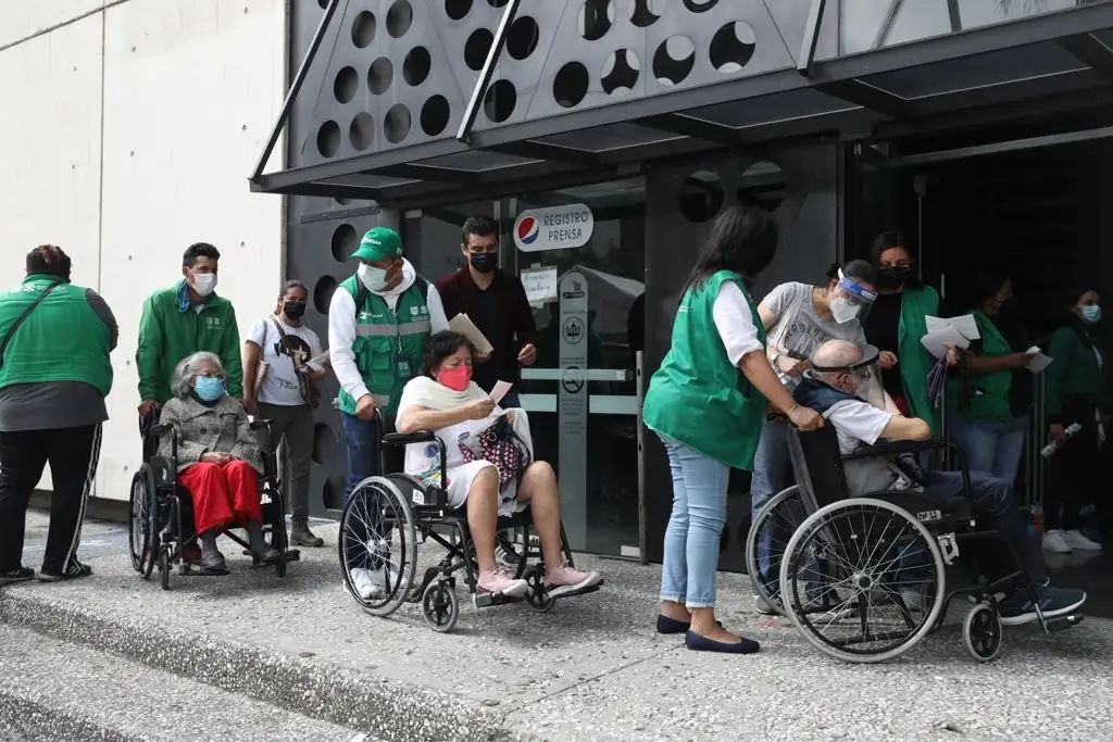 Adultos mayores de 60 años arriban a las instalaciones del Pepsi Center para recibir su segunda dosis de la vacuna contra el Covid-19, en la alcaldía Benito Juárez, Ciudad de México, el 4 de junio de 2021. Foto Yazmín Ortega Cortés