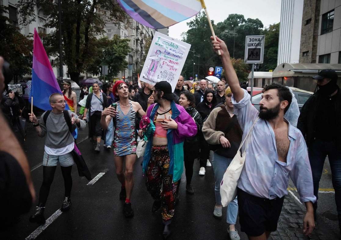 Activistas de la comunidad LGBT marchan con motivo del EuroPride en Belgrado, el 17 de septiembre de 2022. Foto Afp
