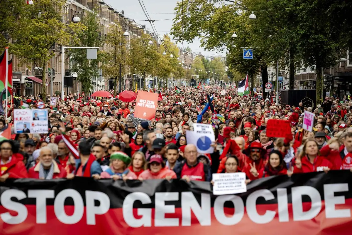 Manifestantes participan en la protesta "Línea Roja" exigiendo "medidas gubernamentales para detener el genocidio en Gaza", en Ámsterdam, el 5 de octubre de 2025. Foto 