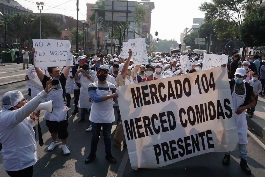 En otro punto de la Ciudad de México, integrantes del Movimiento Amplio de Mercados Públicos capitalinos denunciaron que en el Congreso local se busca sustituir su cédula de empadronamiento, por una autorización, con lo cual perderían su patrimonio, lo cual, advirtieron, no van a permitir, el 26 de abril de 2021. Foto Pablo Ramos