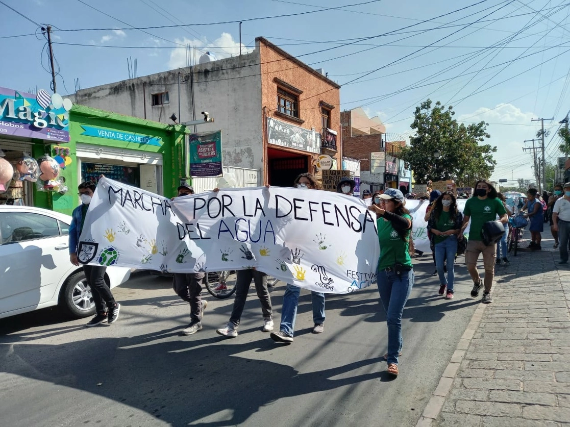 Al grito de: ¡es saqueo, no sequía!, colectivos marcharon por la avenida Hidalgo del centro de Querétaro contra la ley aprobada el 19 de mayo por legisladores. Foto Mariana Chávez
