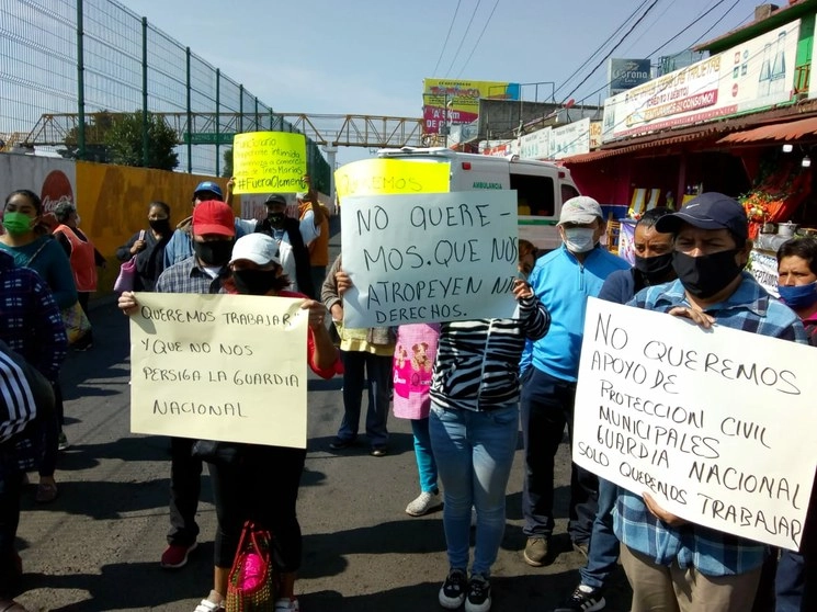 Comerciantes de Tres Marías se manifestaron contra elementos de la Guardia Nacional y Protección Civil de Morelos que no les permiten vender sus alimentos. Foto Rubicela Morelos