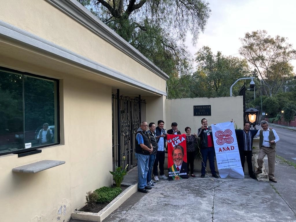 Manifestación de integrantes de la Asociación Nacional de Abogados Democráticos (ANAD) frente a la embajada de Brasil en México. Foto José Antonio López