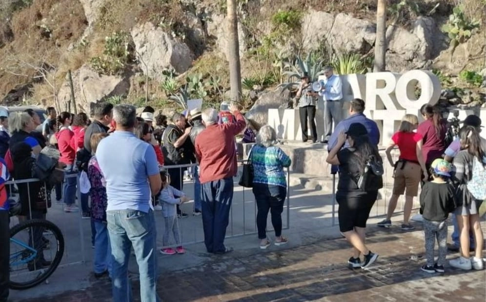 Ecologistas y defensores de los derechos humanos protestaron contra la construcción de una tirolesa en el emblemático faro de Mazatlán, Sinaloa. Foto Irene Sánchez