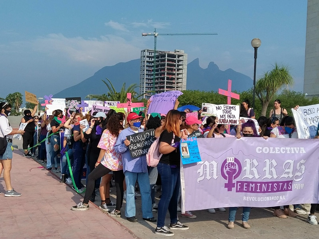 Alrededor de 150 mujeres marcharon ayer en Monterrey, Nuevo León, de la Macroplaza a la fiscalía estatal para exigir a las autoridades que pongan un alto a los feminicidios en la entidad. Foto 'La Jornada'