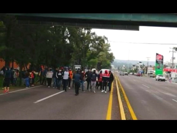 Egresados de escuelas normales de Michoacán iniciaron una manifestación en la Calzada La Huerta que concluyó en Palacio de Gobierno. Foto tomada de Twitter @MICHOACANSSP 
