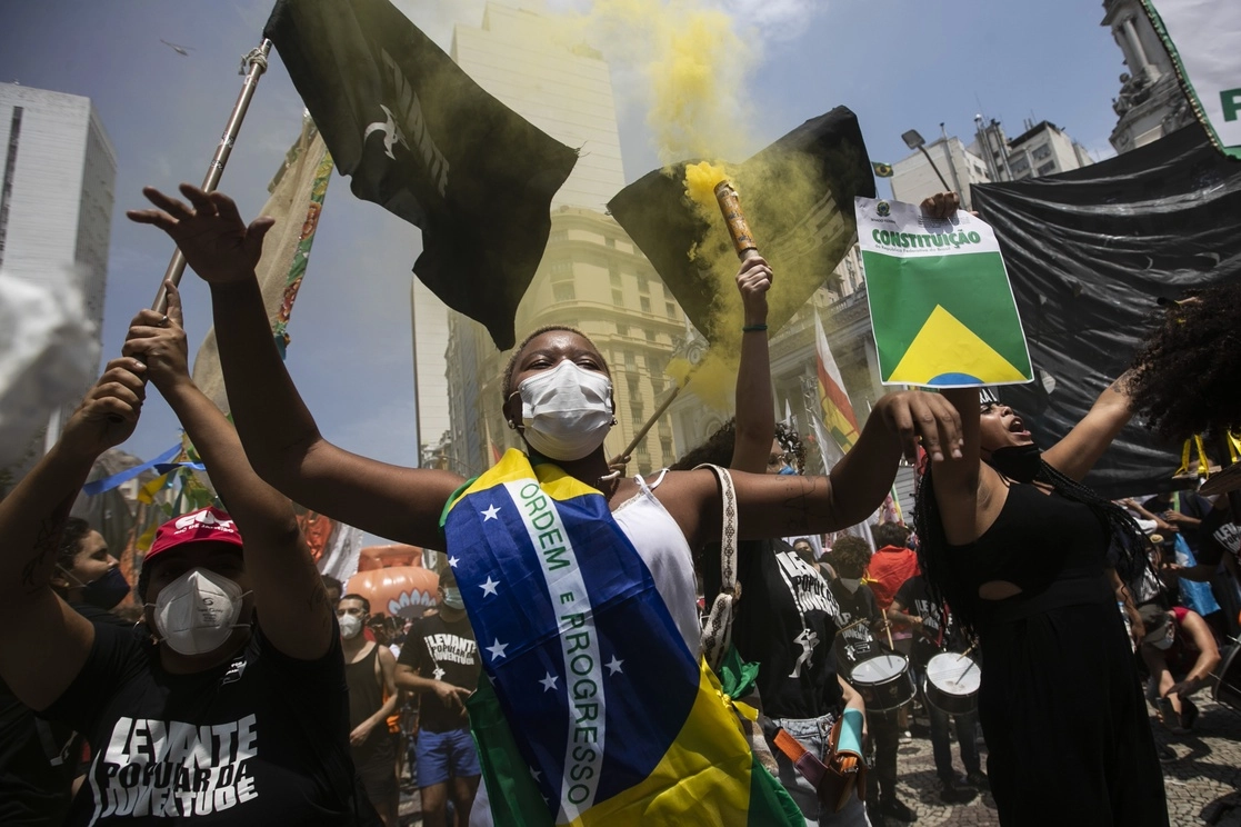 Protesta contra el presidente brasileño Jair Bolsonaro, pidiendo su juicio político por el manejo de la pandemia por parte de su gobierno, en Río de Janeiro, Brasil, el 2 de octubre de 2021. Foto Ap