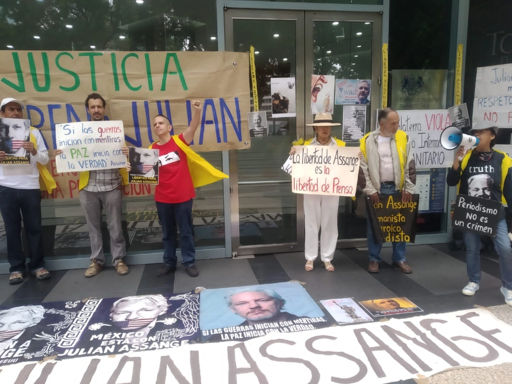 Los manifestantes exigieron ante la embajada de Reino Unido en México la no extradición del fundador de WikiLeaks, Julian Assange, a Estados Unidos. Foto cortesía Coalición Vida y Libertad Julian Assange.