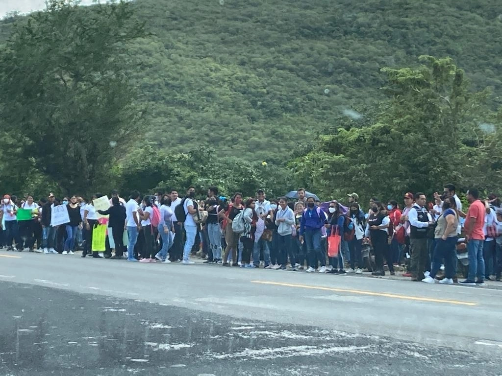 Algunos manifestantes esperaron el paso del presidente López Obrador rumbo a Chilapa.  Guerrero. Foto Sergio Ocampo