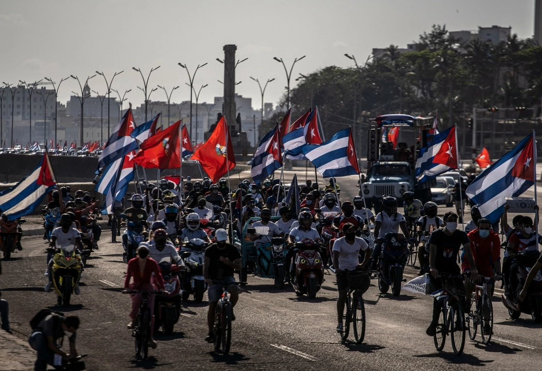 En autos, bicicletas y motos, los cubanos se manifestaron este domingo en La Habana contra las sanciones impuestas por EU. Foto Ap