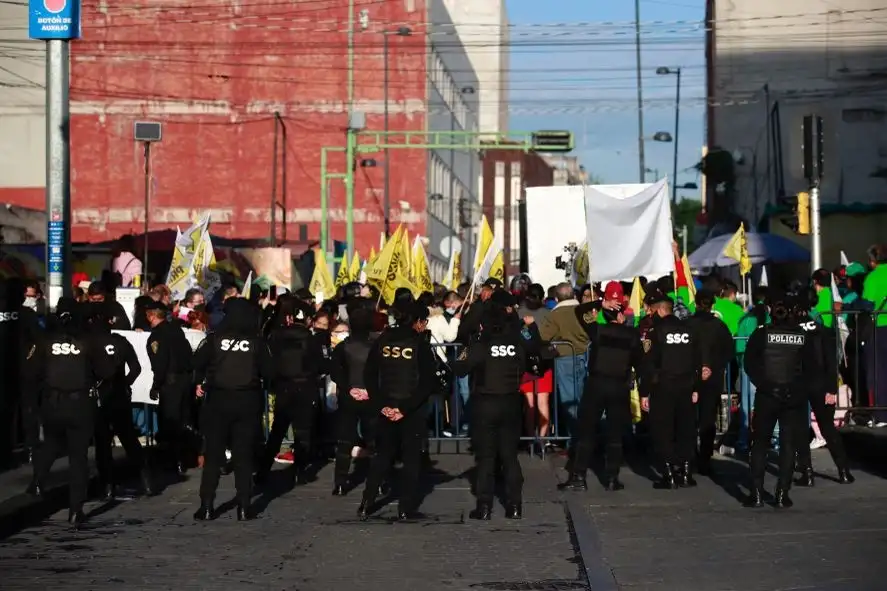 Personal de la Secretaría de Seguridad Ciudadana mantiene un cierre con vallas para confinar la vialidad hasta República de Chile. Las personas concentradas en Eje Central, por donde accederán los titulares de las alcaldías, gritan consignas en apoyo a la alcaldesa del PAN, PRI y PRD en Cuauhtémoc, Sandra Cuevas, el 1 de octubre de 2021. Foto Víctor Camacho

