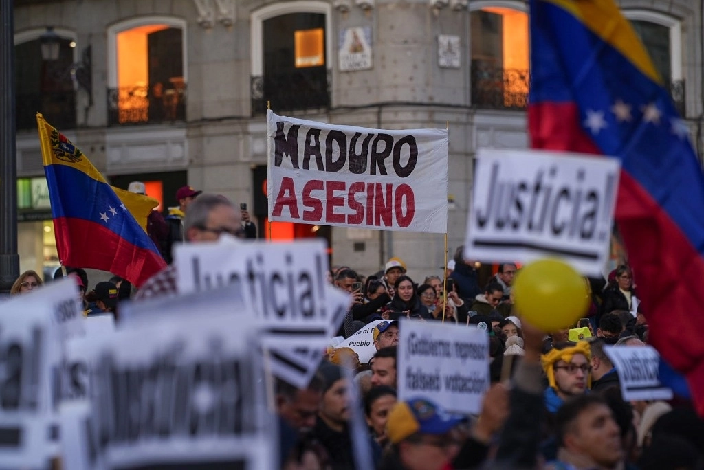 Decenas de personas se manifiestan en contra del régimen de Nicolás Maduro en la Puerta del Sol, en Madrid, España, el 9 de enero de 2025. Foto Europa Press