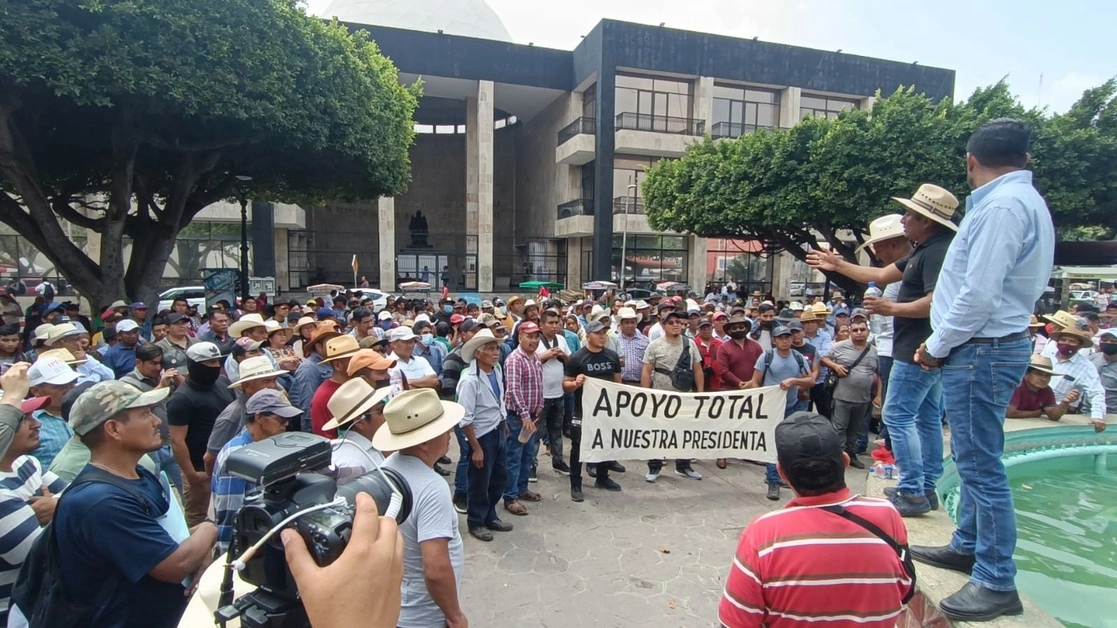 Habitantes de Teopisca se manifestaron en Tuxtla Gutiérrez para expresar su apoyo a la alcaldesa sustituta, Josefa María Sánchez Pérez. Foto La Jornada 