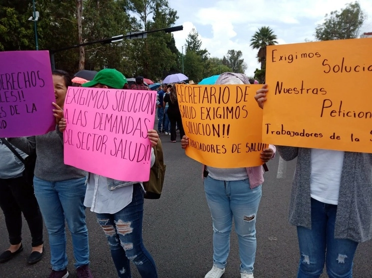 Unas 60 enfermeras de la región de la Meseta Purépecha, se plantaron frente a Casa Michoacán para exigir salarios justos, el 26 de junio de 2023. Foto Ernesto Martínez Elorriaga