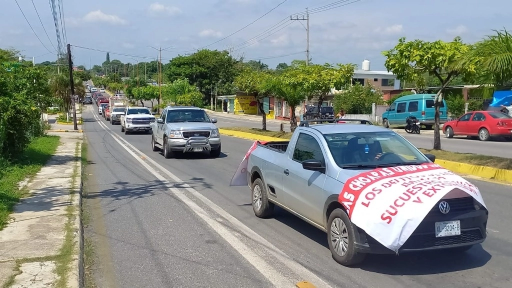 Ganaderos y comerciantes de Las Choapas, que integran el Grupo General Ganadero, desfilaron por las principales calles de Las Choapas. Foto Eirinet Gómez