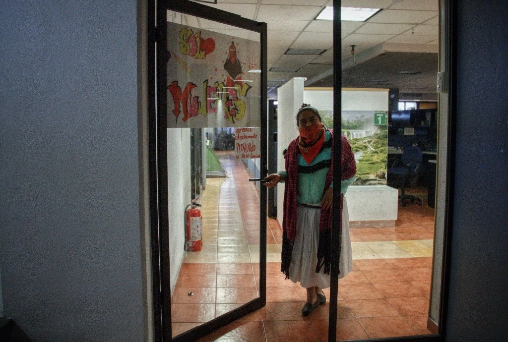 Una mujer indígena en las instalaciones del INPI en la Ciudad de México. Foto Cuartoscuro