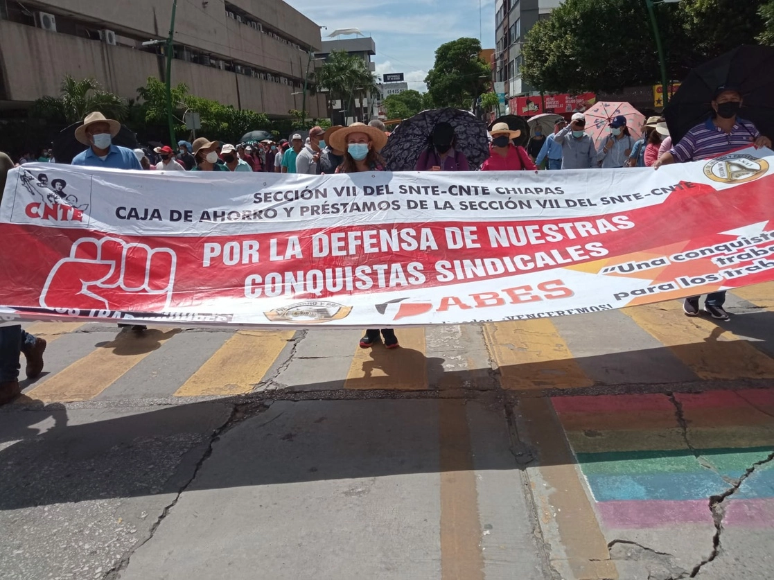 Maestros de la Sección 7 del SNTE, en manifestación este viernes. Foto Elio Henríquez