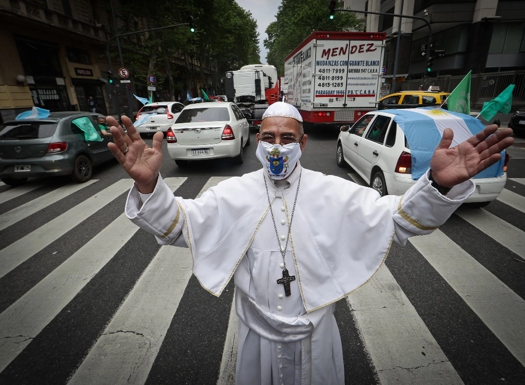 Hasta un imitador del Papa Francisco participó de la marcha para apoyar al presidente. Foto Afp