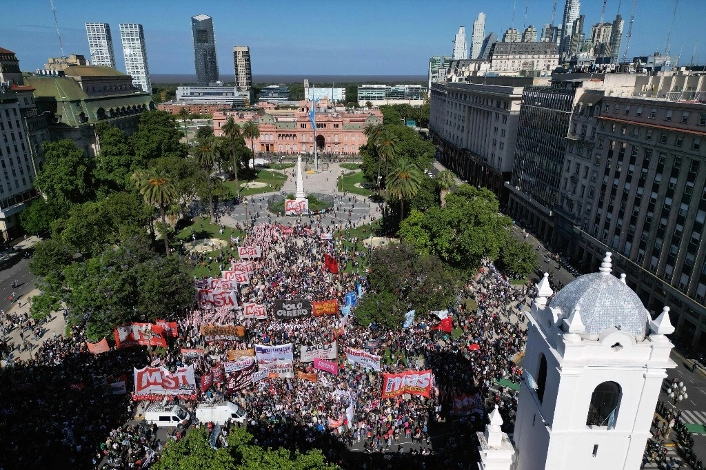 Manifestantes avanzan hacia la Plaza de Mayo, en la primera protesta contra los ajustes económicos del gobierno del presidente aregntino, Javier Milei, en Buenos Aires, el 20 de noviembre de 2023. Foto Afp 