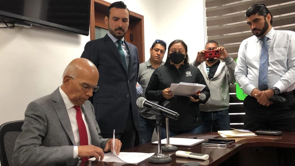 En la manifestación, Avelina Guevara, una de las comunicadoras golpeadas, leyó un pronunciamiento donde 150 periodistas exigen al alcalde de Celaya la implementación de políticas públicas que garanticen la vida y la integridad de los reporteros.  Foto La Jornada