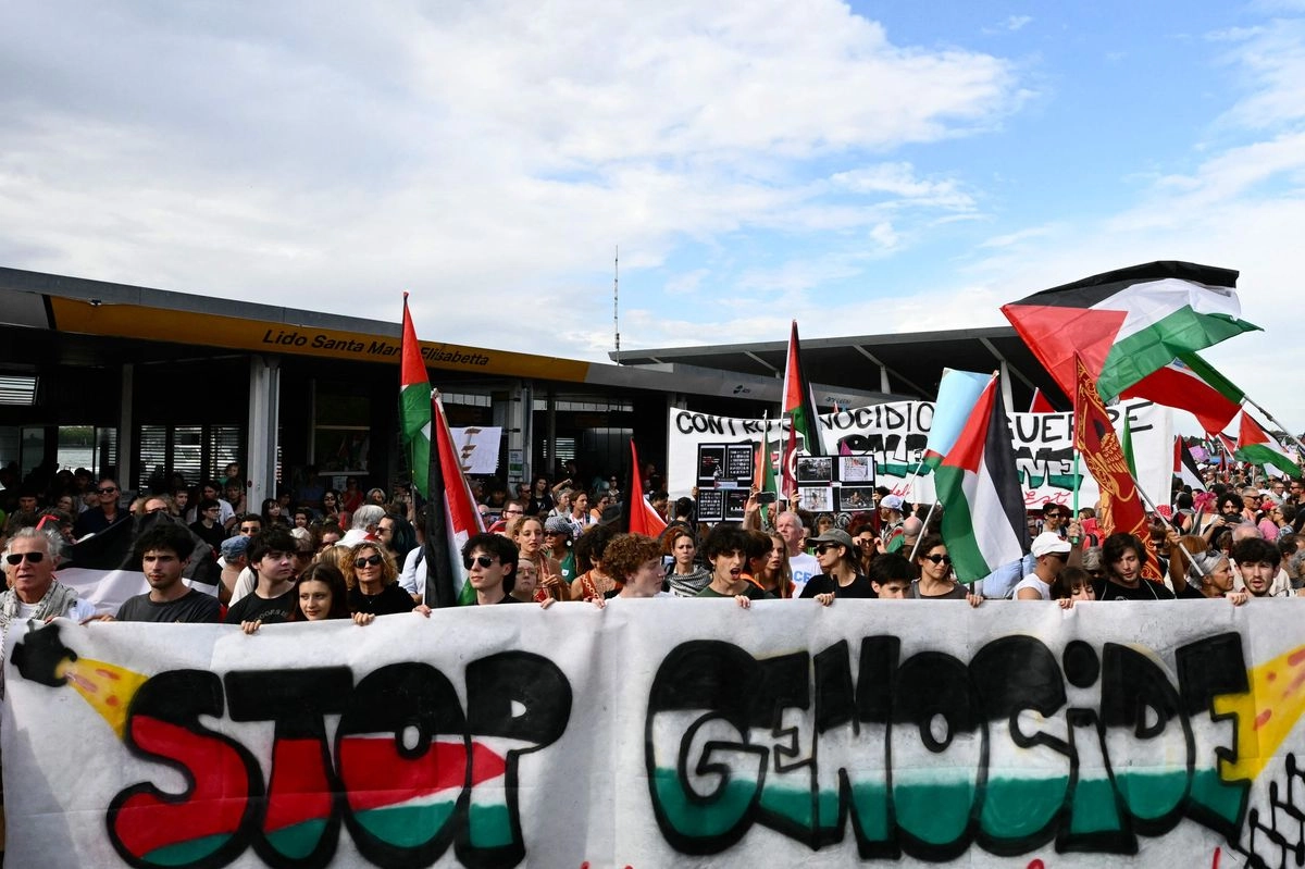 Manifestantes participan en una protesta para mostrar su apoyo a Gaza y al pueblo palestino en el Lido de Venecia durante el 82º Festival Internacional de Cine de esta ciudad italiana, el 30 de agosto de 2025. 