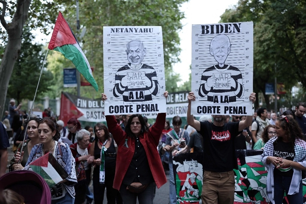 Los manifestantes marchan durante una protesta en solidaridad con los pueblos palestino y libanés antes del primer aniversario de la guerra entre Israel y Hamás, en el centro de Madrid, el 5 de octubre de 2024. Foto Afp