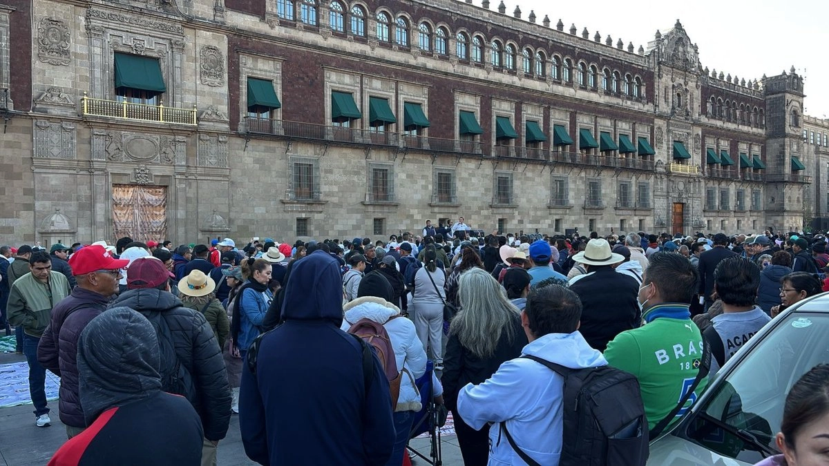  Dirigentes del Frente Nacional de Sindicatos de la Educación Media Superior (FNSEMS) exigieron frente a Palacio Nacional llamaron al gobierno federal a “no caer en el juego de echarse la bolita” en la asignación de fondos público.