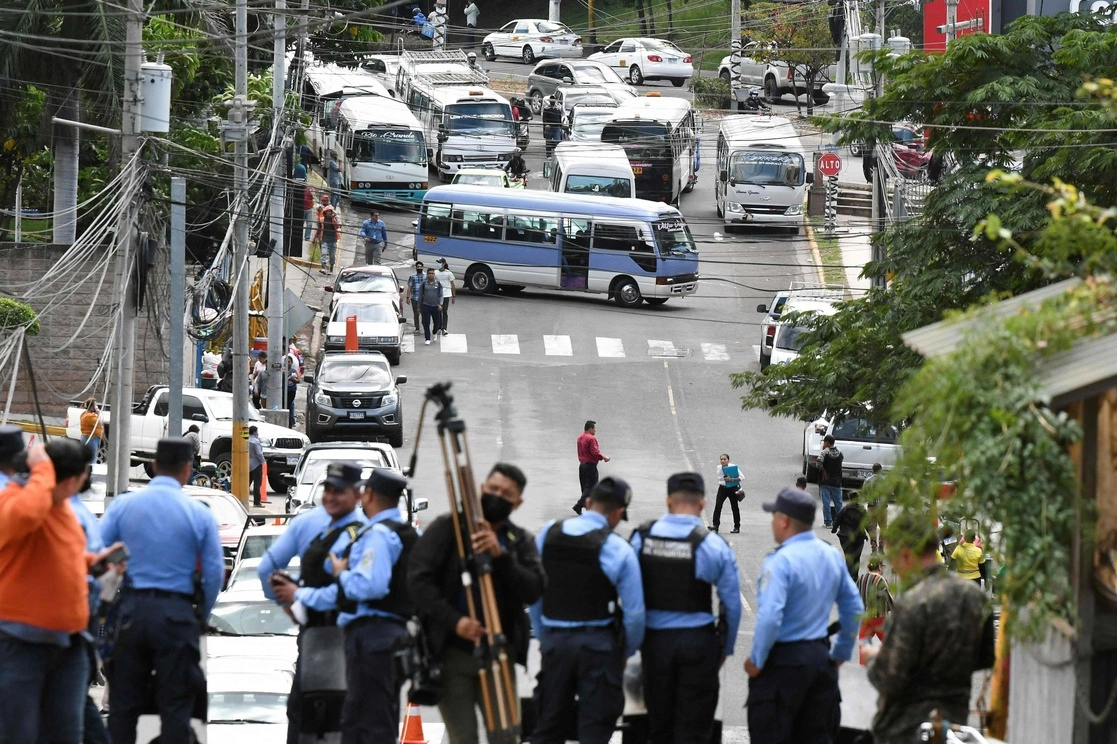 Transportistas realizan una huelga cerca del palacio presidencial para exigir a la presidenta de Honduras, Xiomara Castro, poner fin a la extorsión de las pandillas locales. Foto Afp