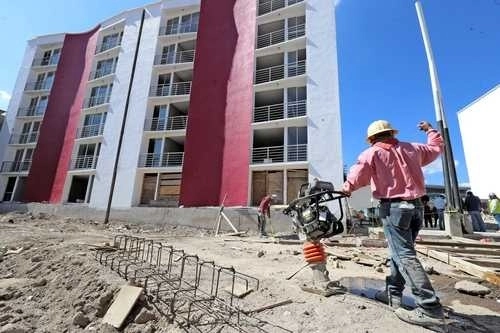 Aspecto de la construcción del complejo de departamentos en Héroes de la Intervención 31, colonia Tacubaya, en Miguel Hidalgo, uno de los tres predios que formaban la ciudad perdida. Foto Roberto García Ortiz / Archivo
