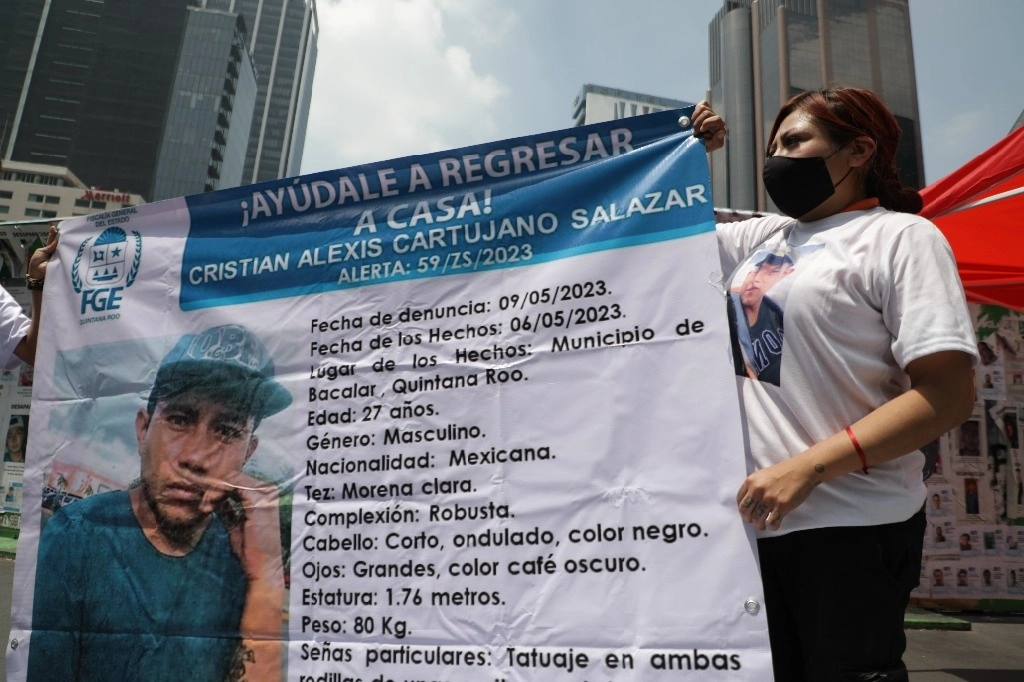 Colectivos de búsqueda de personas desaparecidas realizan una conferencia en la Glorieta de las y los desaparecidos para informar sobre el hallazgo de un crematorio clandestino en Cancín, Quintana Roo. Foto Jair Cabrera Torres / Archivo

