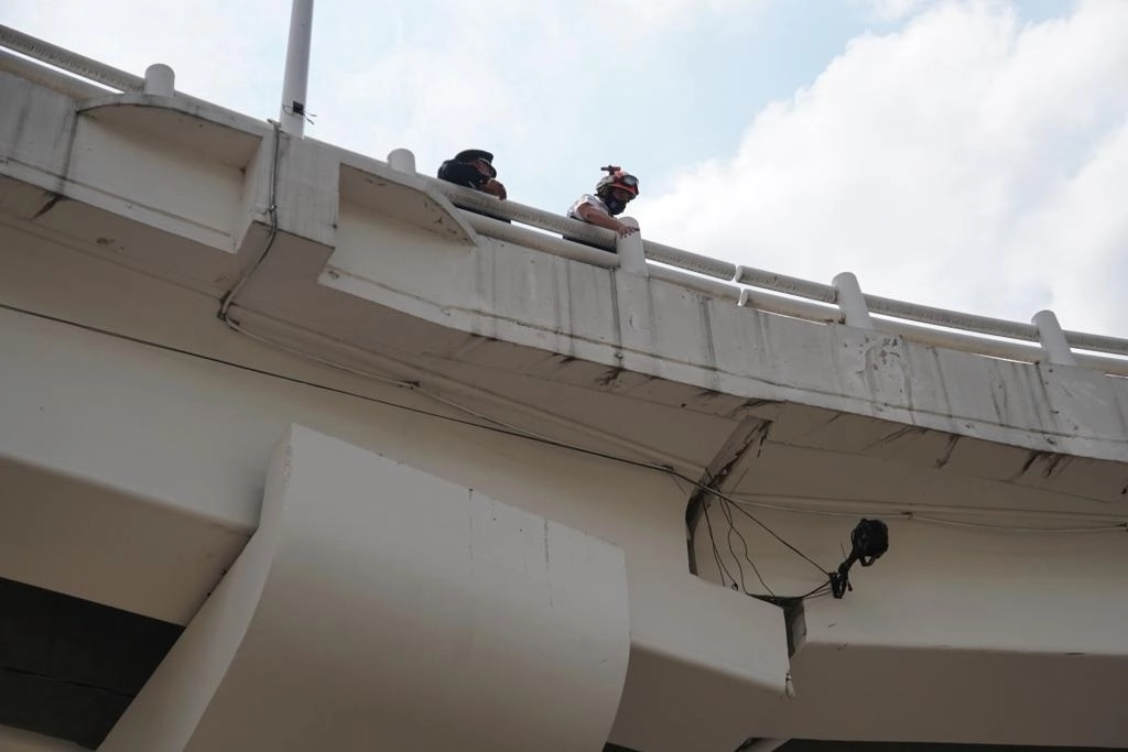El gobierno de Huixquilucan ordenó el cierre preventivo del puente vehicular que conecta el conjunto residencial de Bosque Real con avenida Magnocentro, en Interlomas, debido a la separación de dos trabes. Foto La Jornada
