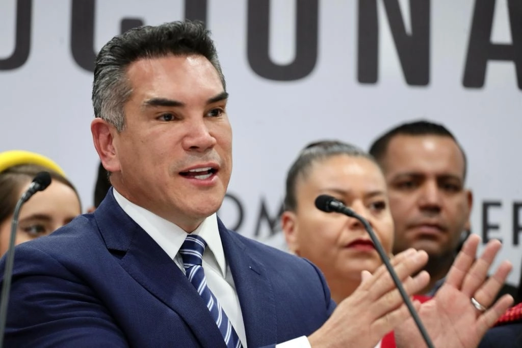 El presidente del PRI, Alejandro Moreno, acompañado de legisladores de su bancada, ofrece una conferencia de prensa en la sede nacional del partido, en la Ciudad de México, el 12 de septiembre de 2022. Foto Roberto García Ortiz