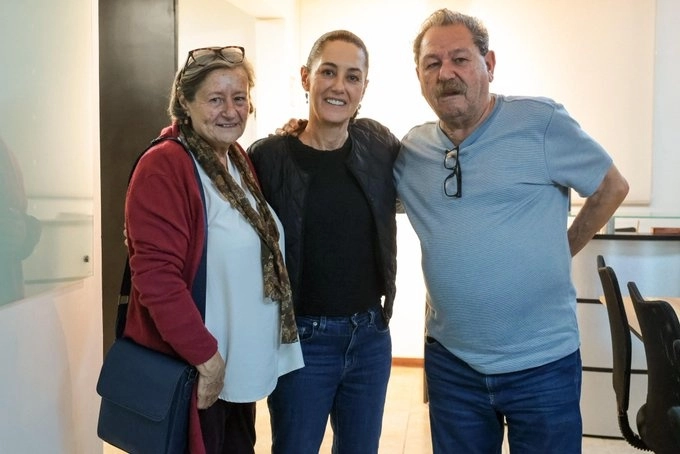La virtual presidenta electa, Claudia Sheinbaum (c) junto con el director del FCE, Paco Ignacio Taibo II (der) y su esposa Paloma Saiz (izq). Foto tomada de la cuenta de X @Claudiashein