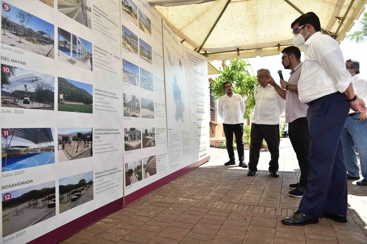 El presidente López Obrador escucha la explicación del titular de Sedatu, Román Meyer, sobre las obras de reconstrucción en Nayarit tras el paso de "Willa" en 2018. Foto Presidencia