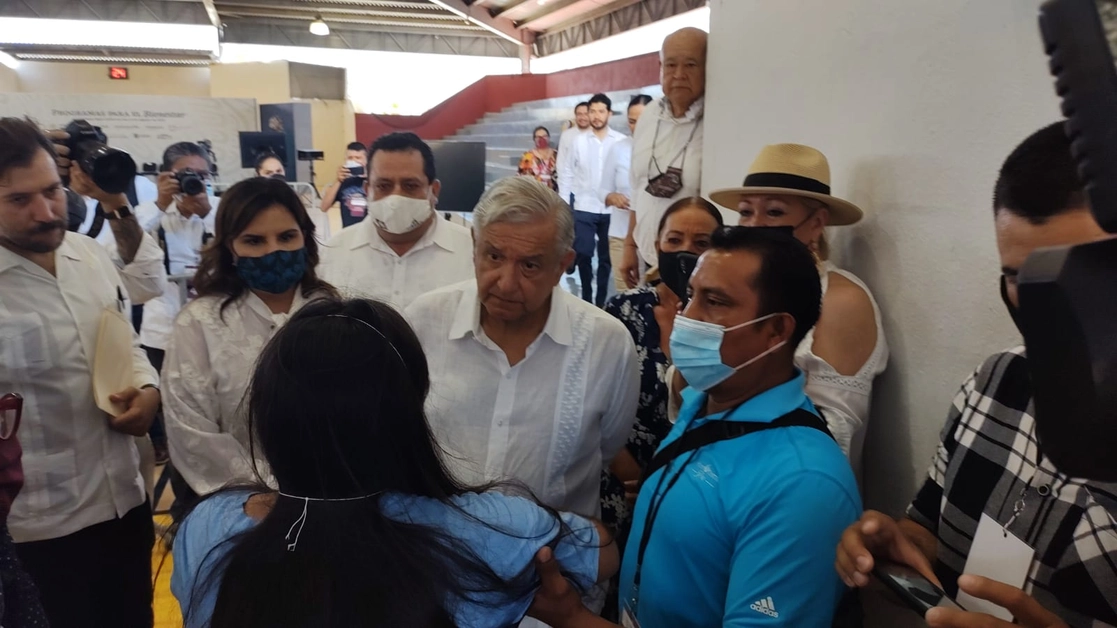 El presidente López Obrador escucha a la madre de un trabajador del IMSS, quien con llanto clamaba justicia para encontrar a su hijo que fue "desaparecido" el pasado 3 de agosto. Imagen Néstor Jiménez 