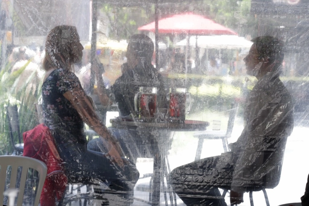 Consumidores en un restaurante de la Zona Rosa de la Ciudad de México, con medidas de aislamiento sanitario, en imagen del 7 de septiembre de 2020. Foto Roberto García Ortiz